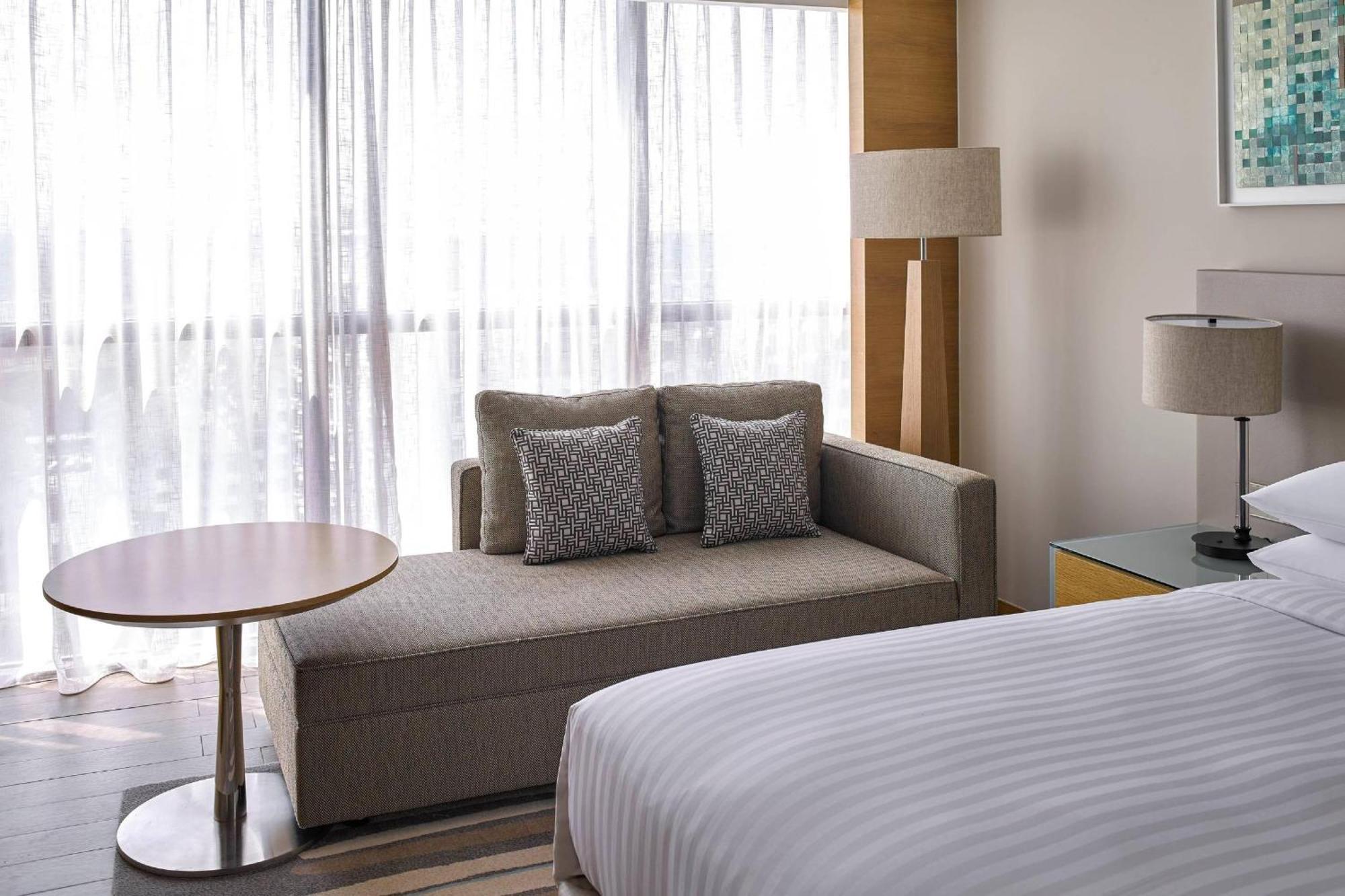 Kota Kinabalu Marriott Hotel Dış mekan fotoğraf A chaise longue