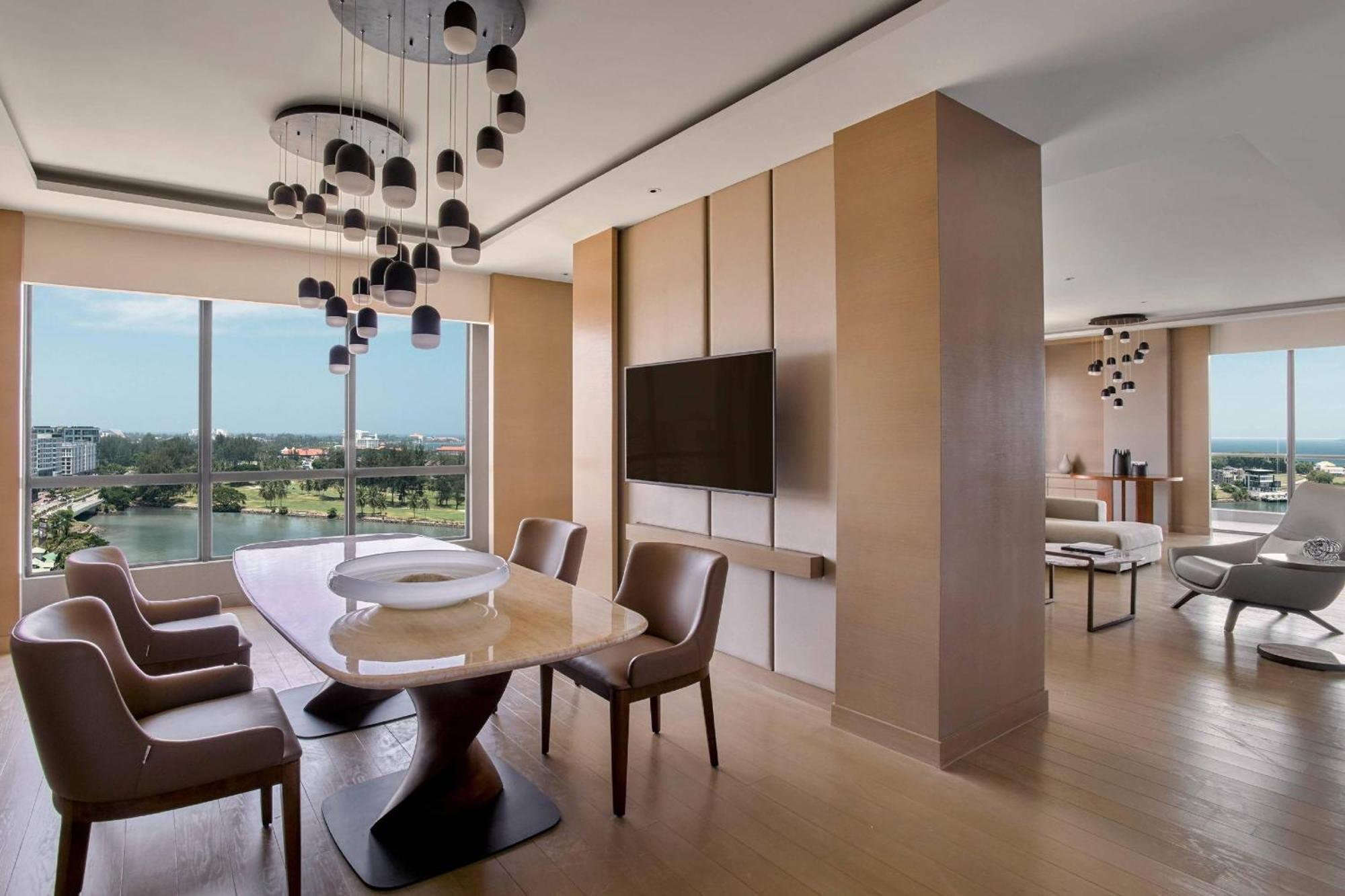 Kota Kinabalu Marriott Hotel Dış mekan fotoğraf A suite at the JW Marriott Bengaluru