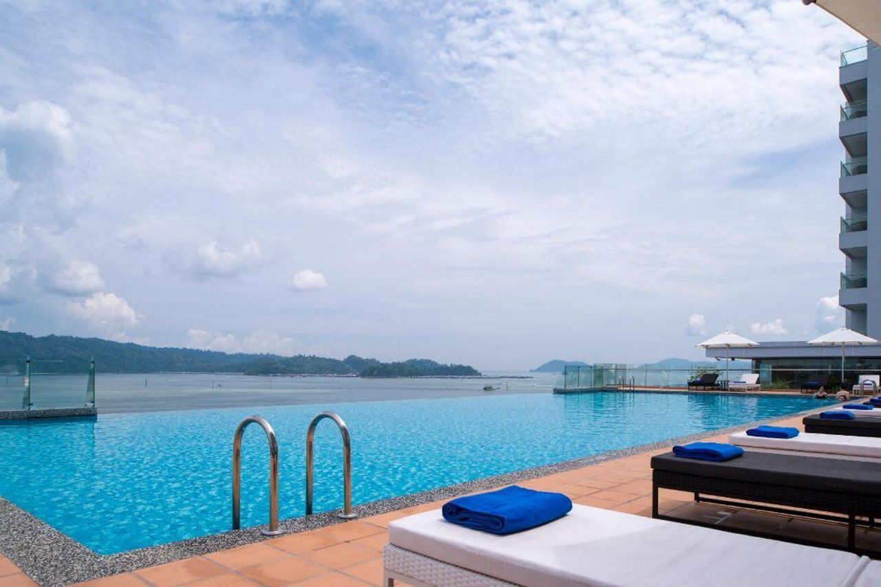 Kota Kinabalu Marriott Hotel Dış mekan fotoğraf Infinity pool at The Shore Hotel, Langkawi, Malaysia